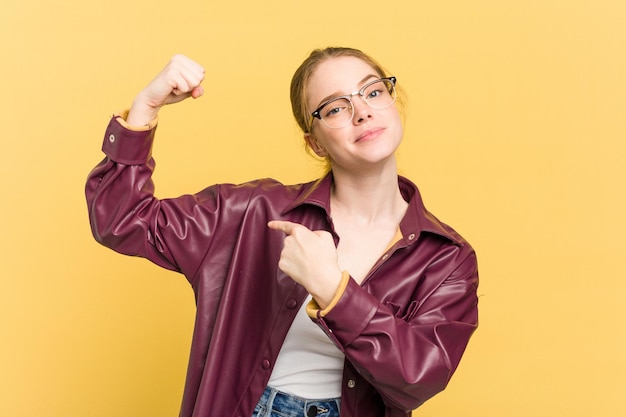 Montrant le geste de force avec les bras symbole du pouvoir féminin