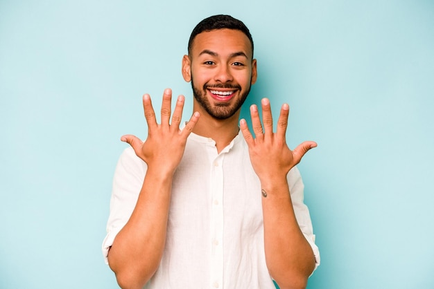 Montrant le numéro dix avec les mains