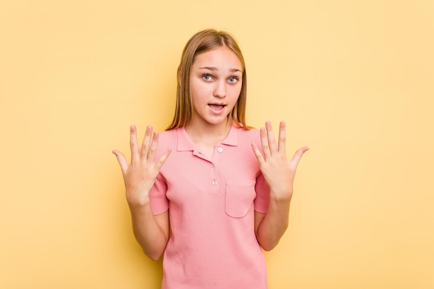 Montrant le numéro dix avec les mains