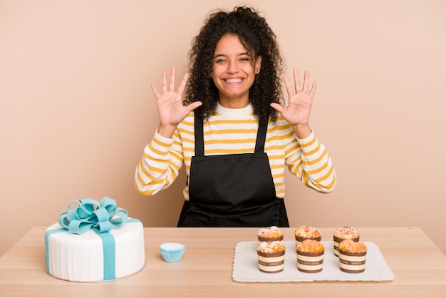 Montrant le numéro dix avec les mains