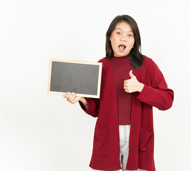 Montrant, présentant et tenant le tableau noir blanc de la belle femme asiatique portant la chemise rouge