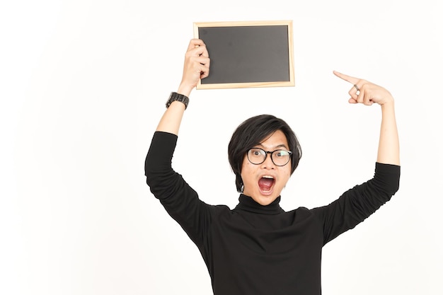 Montrant la présentation et la tenue de Blackboard vierge Handsome Asian Man isolé sur fond blanc