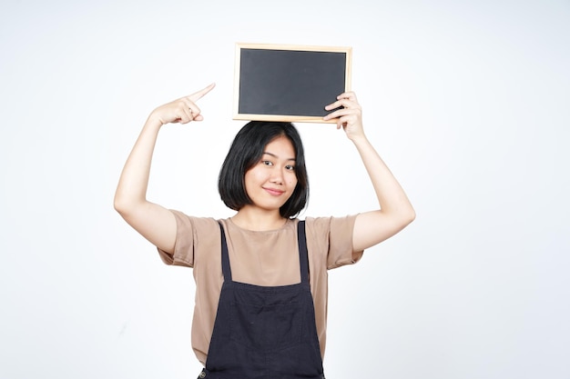 Montrant la présentation et la tenue de tableau noir vierge de belle femme asiatique isolée sur blanc