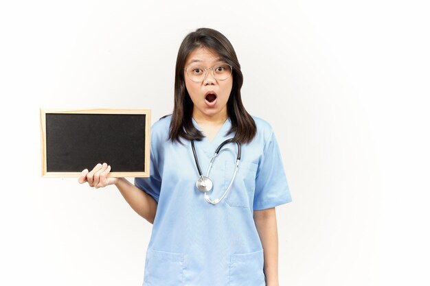 Montrant la présentation et la tenue d'un tableau noir vierge d'un jeune médecin asiatique isolé sur fond blanc