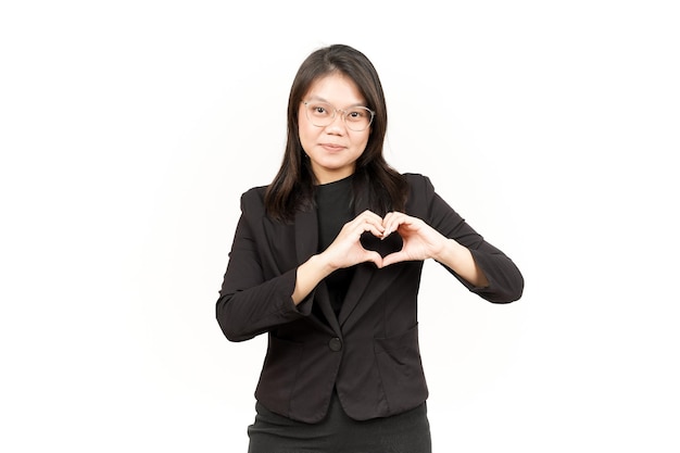 Montrant le signe d'amour de la belle femme asiatique portant un blazer noir isolé sur fond blanc