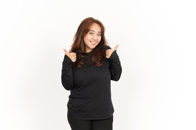 Montrant Thumbs Up of Beautiful Asian Woman Wearing Black Shirt isolé sur fond blanc