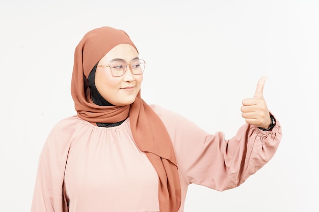 Montrant Thumbs Up of Beautiful Asian Woman Wearing Hijab isolé sur fond blanc