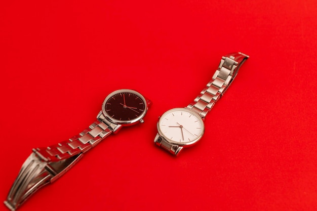 Montre en argent sur fond rouge vif