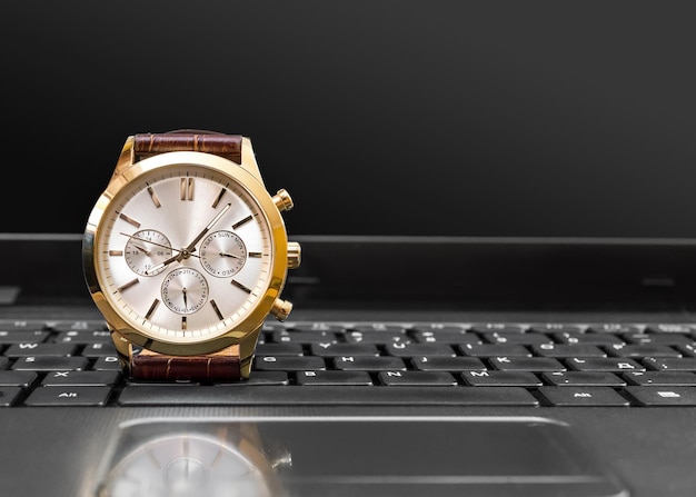 Montre-bracelet sur le clavier de l'ordinateur portable