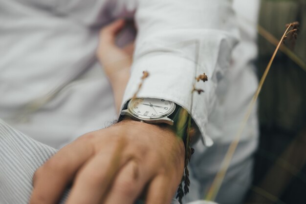 Photo une montre avec bracelet en cuir à la main