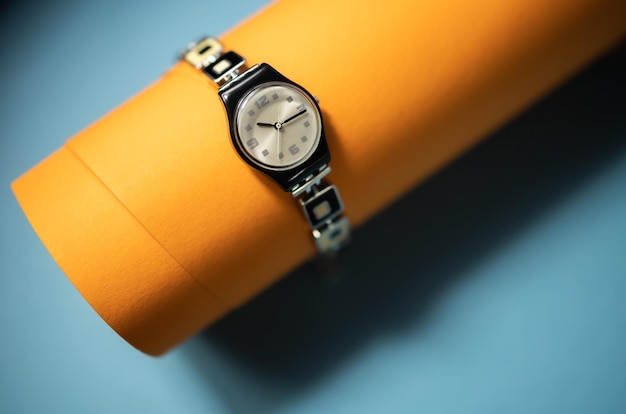 Montre-bracelet sur fond clair