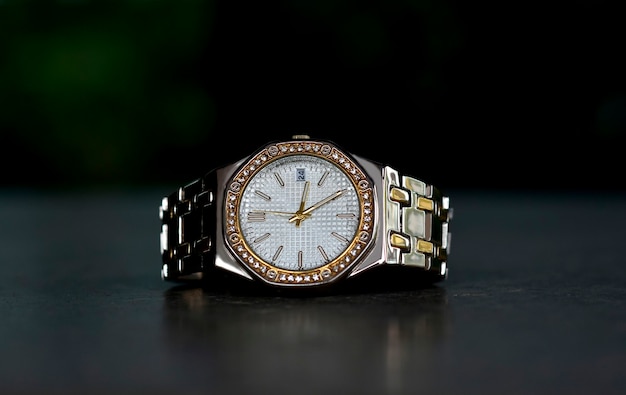 montre-bracelet de luxe sur le pour