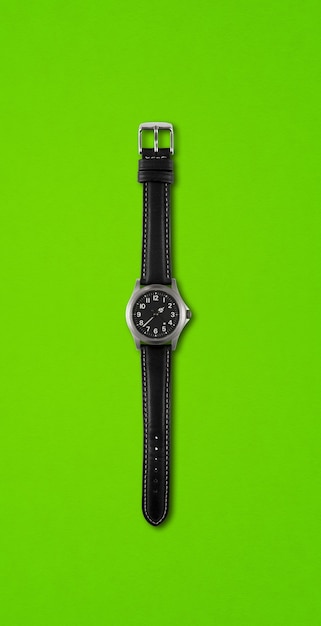 Montre-bracelet noir isolé sur fond vert