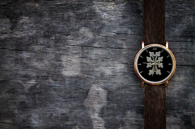 Montre-bracelet sur table en bois.