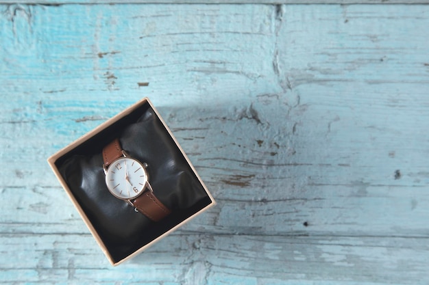 Montre femme sur boîte sur la table