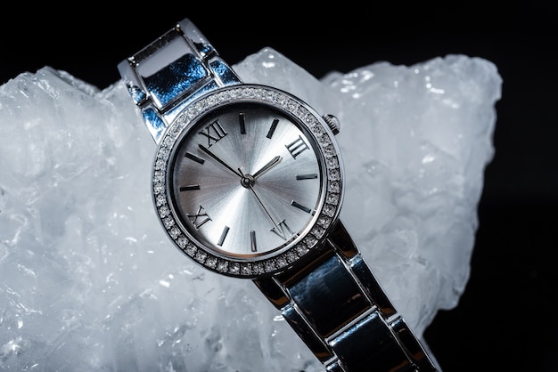 Montre femme avec diamant sur fond noir