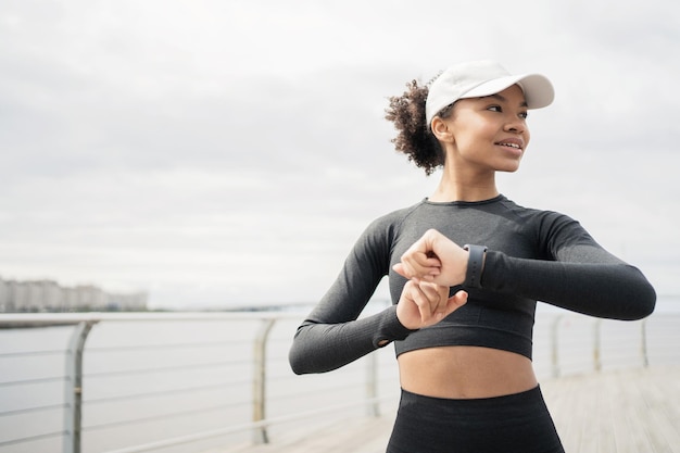 Montre de fitness et application sportive Une jeune coureuse s'entraîne à courir en ville