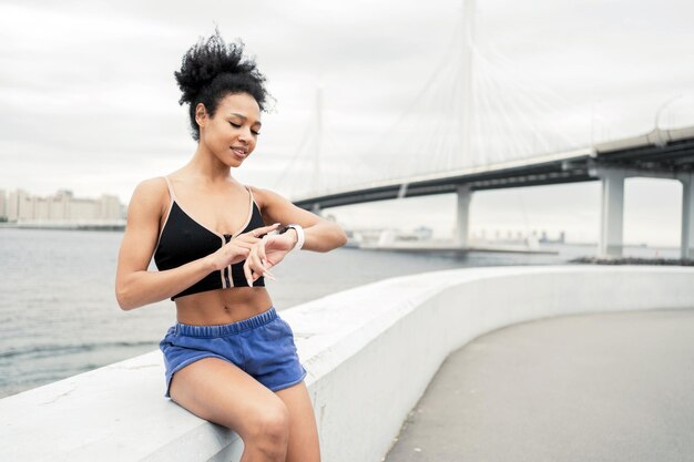 La montre de fitness intelligente Runner est utilisée par l'athlète féminine Compte du pouls et des calories Espace de copie