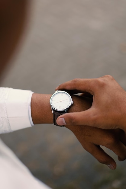 Montre homme en main Cérémonie de mariage