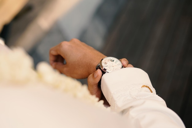 Montre homme en main Cérémonie de mariage