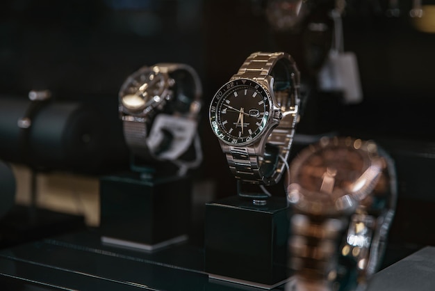 Montre homme noir sur la vitrine