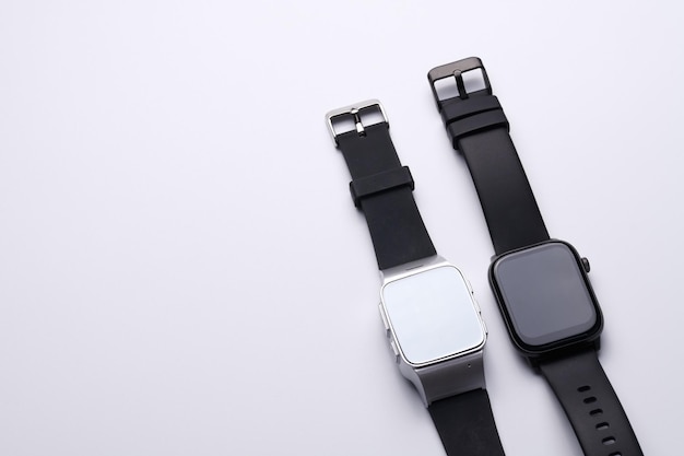 Montre intelligente électronique sans fil avec écran tactile gros plan isolé sur fond blanc Bracelet Bluetooth tracker de fitness bande noire