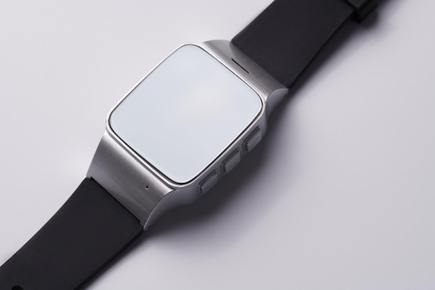 Montre intelligente électronique sans fil avec écran tactile gros plan isolé sur fond blanc Bracelet Bluetooth tracker de fitness bande noire