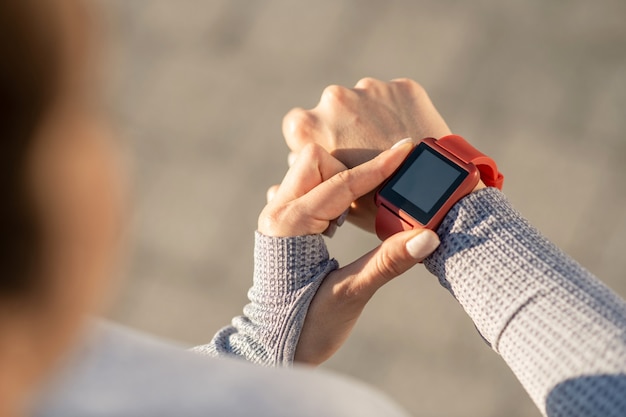 Montre intelligente. Gros plan photo de main féminine avec une smartwatch dessus