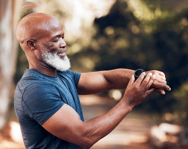 Montre intelligente homme senior et fitness avec exercice et écran de maquette pour vérifier les performances de temps
