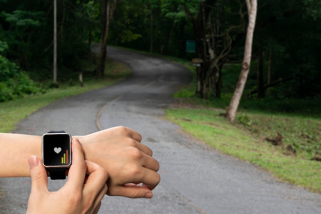 Montre intelligente à portée de main pour le bilan de santé, Trail running