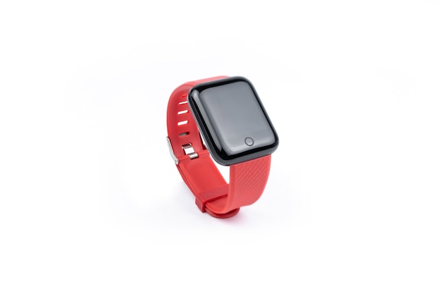 Montre intelligente rouge isolé sur fond blanc