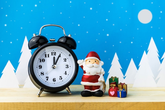 Montre et jouets pour enfants pour la décoration de Noël.