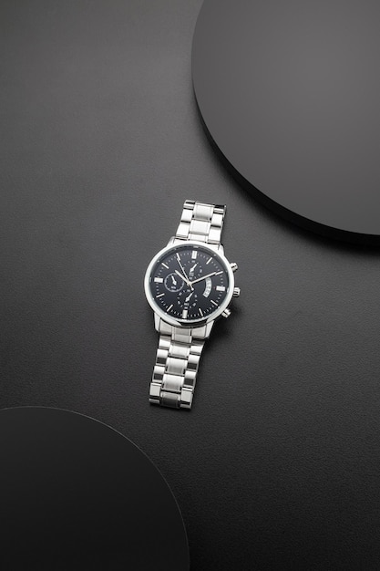 Montre de luxe en chrome blanc sur fond noir