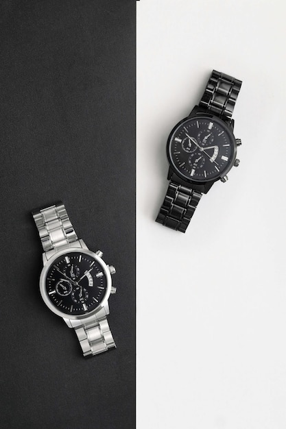 Montre de luxe noir et argent sur table en noir et blanc Concept monochromatique Co complémentaire