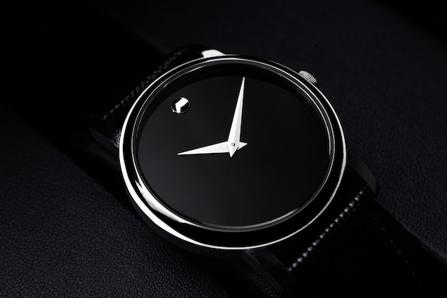 Montre de luxe noire sur fond noir