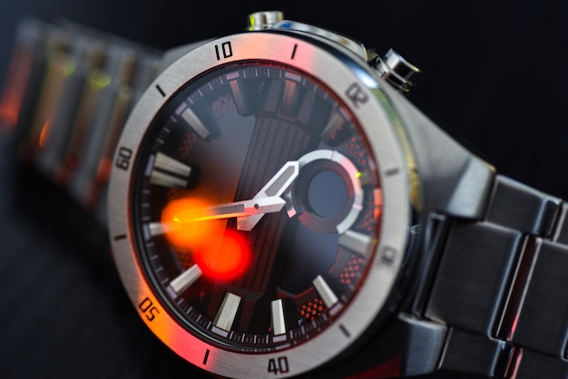 Montre de luxe sous lumière colorée