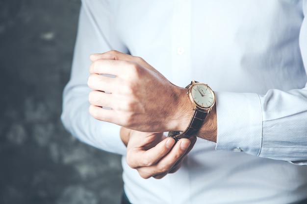 Montre de main de jeune homme d'affaires