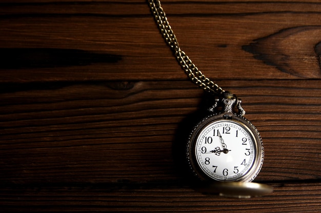 Une montre de poche sur un fond en bois