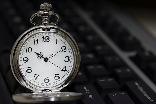 Photo montre de poche avec fond de clavier.