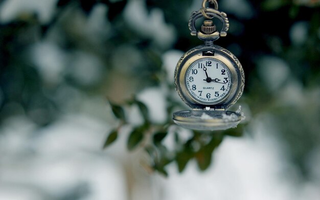 Photo une montre de poche avec l'heure à 4:15