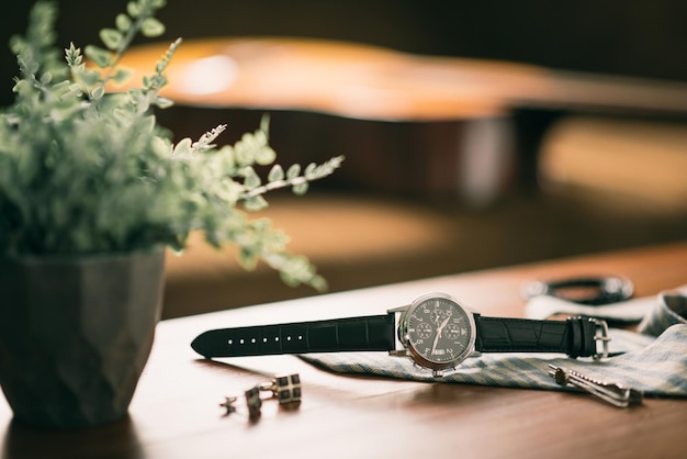 montre de poignet pour hommes noirs