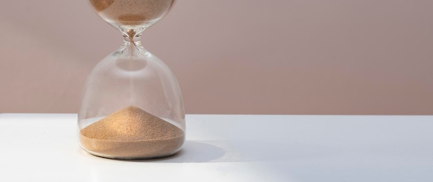 Montre de sable sur table en bois