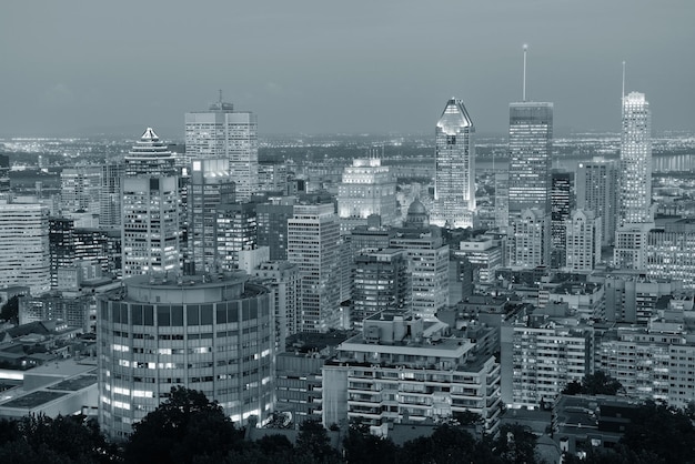 Montréal au crépuscule avec des gratte-ciel urbains vus du Mont Royal en noir et blanc