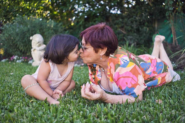 Montrer l'amour avec un baiser abula et sa petite-fille dans le parc