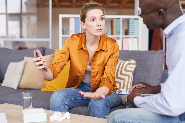 Montrer la correspondance au téléphone au psychologue