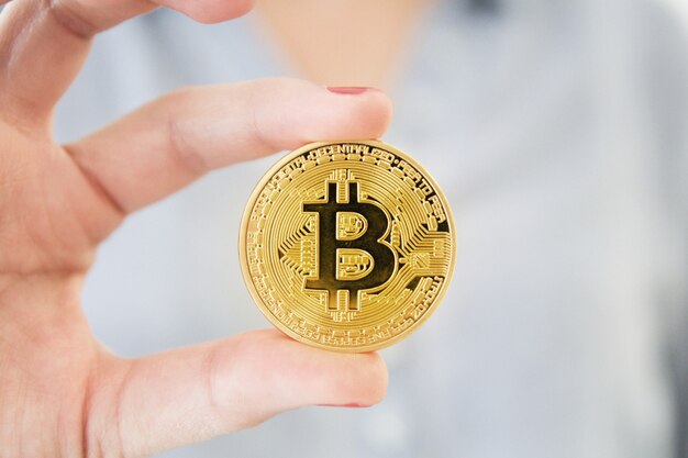 Montrer une femme d&#39;affaires bitcoin