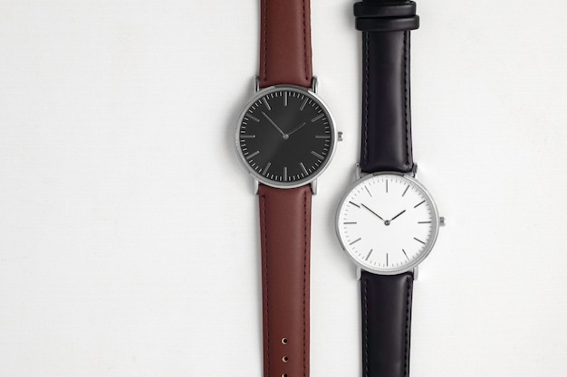 Montres avec bracelet en cuir marron sur un bureau blanc