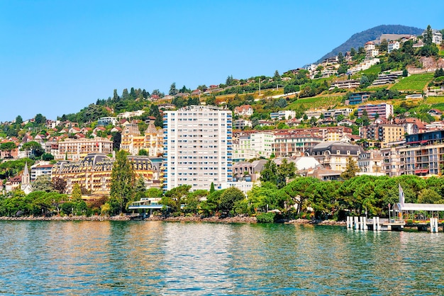 Montreux, Suisse - 28 août 2016 : Panorama de la ville de Montreux sur le lac Léman, canton de Vaud, Suisse. Montagnes des Alpes en arrière-plan