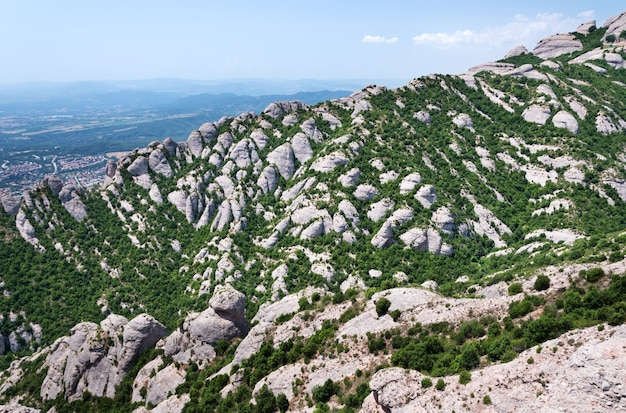 Montserrat est une montagne près de Barcelone, en Catalogne