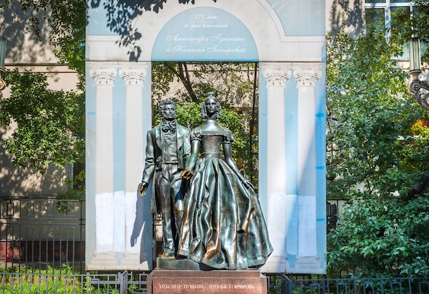 Monument à Alexandre Pouchkine et Natalia Gontcharova sur l'Arbat à Moscou un matin d'été